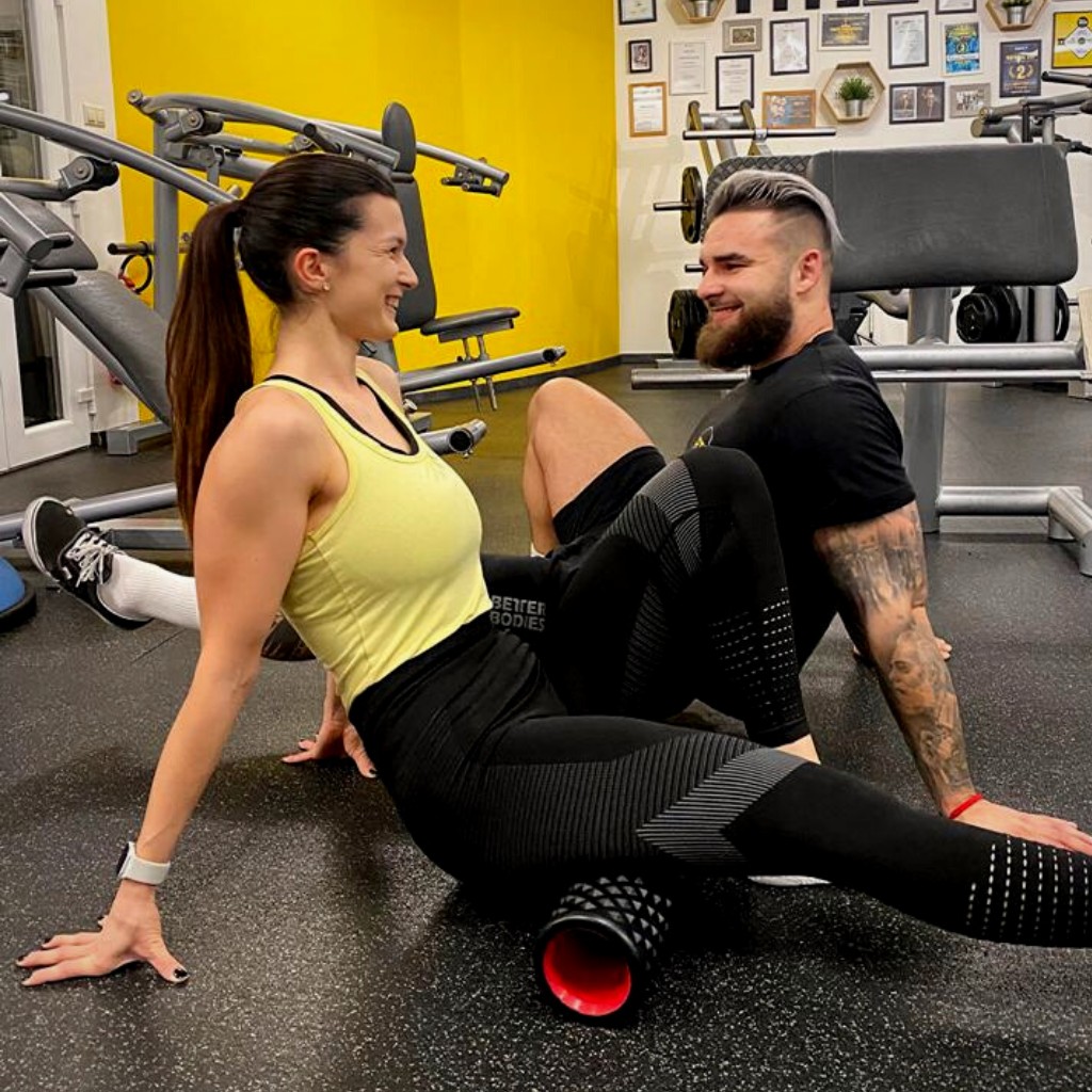 Spravte si Vianoce bez stresu aj vďaka fitku 💪
Vianoce, sviatky radosti a pokoja. Hm, pokoja? Asi to pozná každý z vás - nestíhačky v práci, dokonale uprataný dom, darčeky na poslednú chvíľu, behanie po preplnených obchodoch... 😫 Všetko sú to situácie, ktoré nás stresujú.
🌲 Čo tak tento rok vymeniť stres, ktorý je spúšťačom mnohých chorôb, za pohodičku?
👉 buďte s ľuďmi, s ktorými je vám dobre
👉 každý deň si doprajte pohyb, ktorý vám robí radosť (aj keď ste v strese, jednoducho vypnite myšlienky a choďte si zacvičiť alebo sa prejsť)
👉 nepremýšľajte o minulosti alebo budúcnosti, zamerajte sa na prítomnosť
#fithub #fitness #fitnesscentrum #cachtice #novemestonadvahom #castkovce #podolie #ockov #vianoce #vianocebezstresu #cvicenie #motivacia