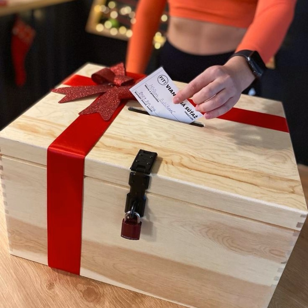 🎁 Vianočná súťaž je v plnom prúde! 🎁
Nezabudnite, že až do 24.12. máte šancu zapojiť sa do Vianočnej súťaže o skvelé ceny:
1. miesto 👉 6-mesačné členstvo
2. miesto 👉 3-mesačné členstvo
3. miesto 👉 balík odmien (Workout coffee, Fithub tričko, Multikomplex, šejker)
Stačí, ak navštívite naše fitness centrum, vypíšete si súťažný žreb a hodíte ho do truhlice. A pamätajte, čím viac návštev fitka a vhodených žrebov, tým je vaša šanca na výhru väčšia. Tak na vás čakáme a držíme vám všetkým palce! 🤞
🌲 Výhercu budeme žrebovať 24.12.
#vianocnasutaz #fithub #darceky #vianoce #členstvo #permanentka #vrecusko #cachtice #novemestonadvahom #vyhra #sutaz #vianoce #fitness