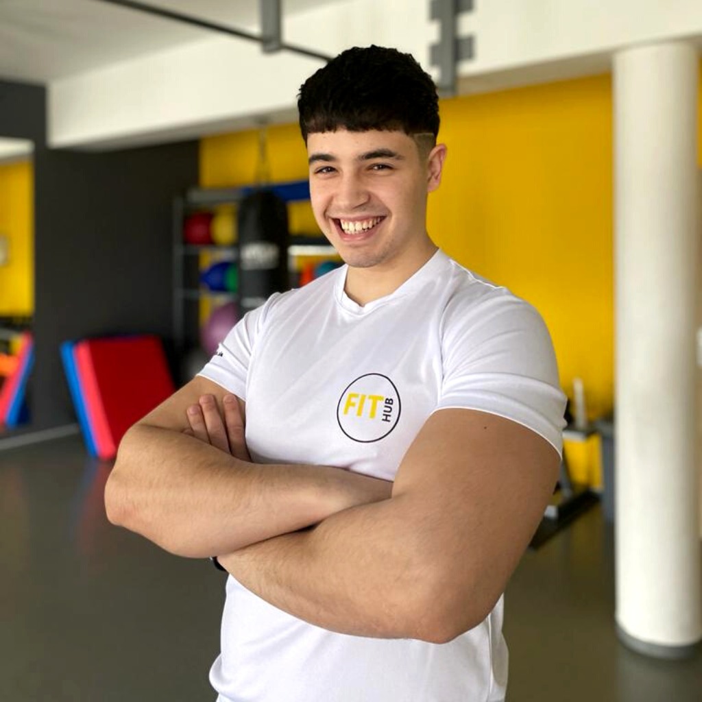 S radosťou vám predstavujeme nášho nového certifikovaného osobného trénera Matúša Augustína alias @mates919 🏋️♂️💪
👉 Matúš sa pozerá na svet fitness komplexne - cvičenie berie nielen ako prostriedok na vyformovanie postavy či nabratie svalov, ale aj ako psychický oddych. A presne to chce ponúknuť svojím klientom.
⚽ Sám má bohaté skúsenosti s rôznymi druhmi športu a svet bodybuildingu ho chytil v roku 2020. Odvtedy ho to baví stále viac a viac.
🔥 Matúš je vždy usmiaty, dobre naladený a ukecaný chalan, ktorý chce klientom odovzdať svoje nadobudnuté vedomosti a pomôcť im na ceste za lepším ja. Páči sa nám jeho odhodlanosť a vášeň pre danú vec, ak si ho vyberiete za trénera, máte sa určite na čo tešiť! 🥵 Na jeho novej ceste mu držíme palce. 🤞
👉 Ak máte záujem začať trénovať s Matúšom, ozvite sa mu na 📞 0950 896 928 alebo na 📧 augustin.matus@gmail.com
Viac o Matúšovi sa dozviete aj na našom webe v záložke Služby ➡ Osobní tréneri
#fithub #fitness #fitnesscentrum #fitko #workout #gym #bodybuilding #cvicenie #cachtice #novemestonadvahom #podolie #castkovce #ockov #osobnytrener #fitnesstrener #fitnestrener