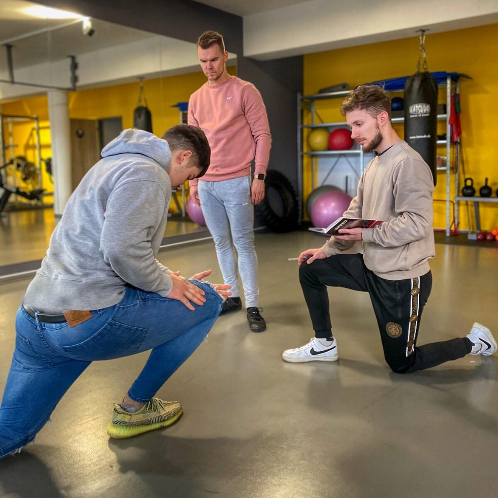 Pred pár dňami mali naši noví tréneri @tomasgavalec a @mates919 školenie s odborným garantom nášho fitness centra Tomášom Zvaríkom. 💪 Prešli si spolu prvotnú diagnostiku, anamnézu klientov, techniku cvikov a veľa ďalšieho.
✅ Aj vďaka tomu si môžete byť istý, že vo FitHube sa stretnete iba s certifikovanými osobnými trénermi, ktorí sa chcú v tom, čo robia, neustále zlepšovať a napredovať.
🤝 Ďakujeme za množstvo informácií a budeme sa tešíť na ďalšie stretnutie s Tomášom.
#fithub #fitness #fitnesscentrum #fitko #workout #gym #bodybuilding #cvicenie #cachtice #novemestonadvahom #podolie #castkovce #ockov #osobnytrener #fitnesstrener #fitnestrener #skolenie #edukacia