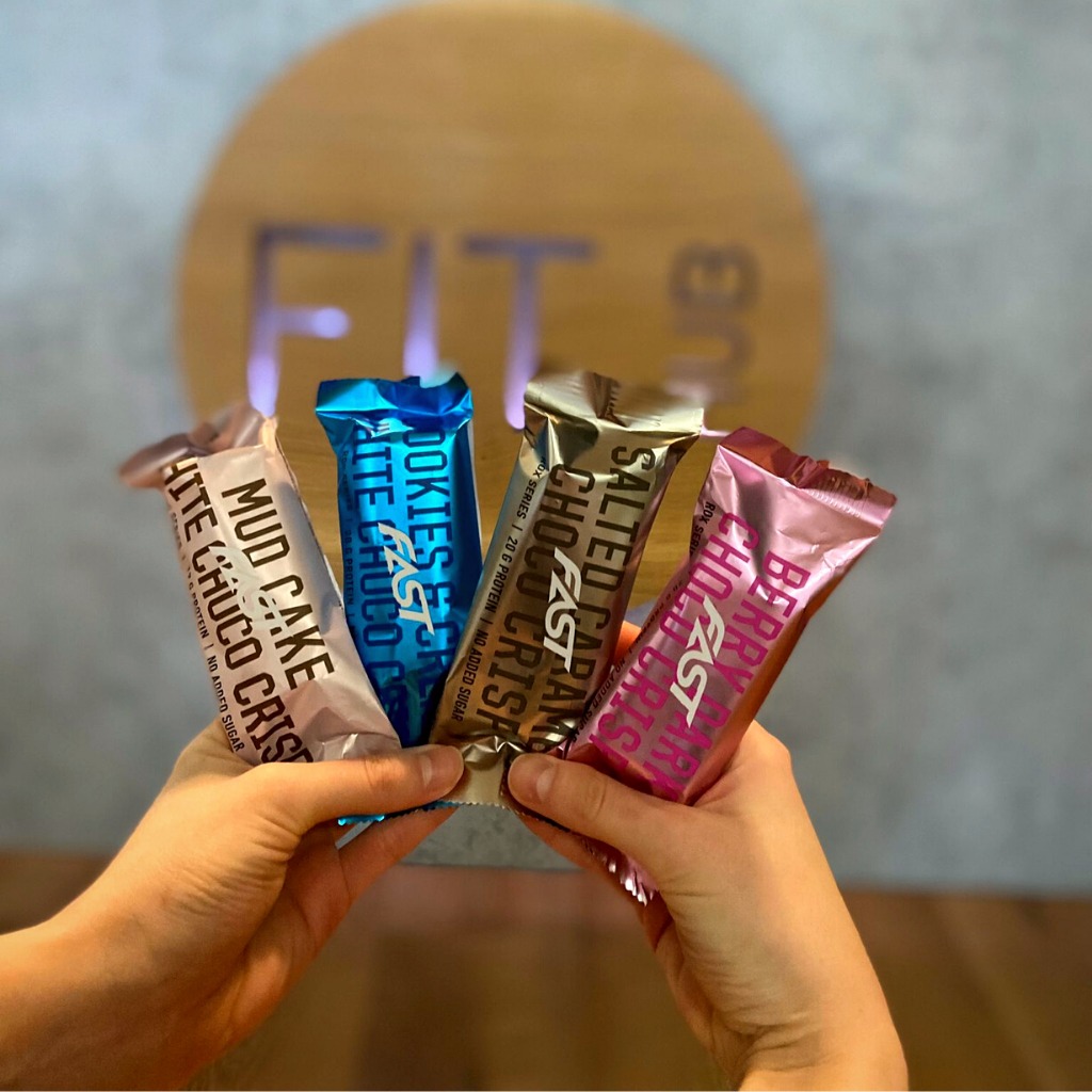 Prišla tá správna chvíľa na "snack o´clock"? 😋🕐 Majte vždy po ruke chutnú tyčinku, ktorá vás zasýti a ešte si vďaka nej navýšite denný príjem proteínov. Tyčinky FAST sú naozaj skvelé - na povrchu chrumkavá čokoláda, vo vnútri mäkučká plnka vo viacerých vrstvách, a to všetko bez pridaného cukru. 👌 U nás na bare ich nájdete v rôznych príchutiach, aby si každý z vás mohol vybrať tú svoju naj.
#fithub #fitness #fitko #fitnesscentrum #cachtice #novemestonadvahom #podolie #castkovce #workout #training #protein #proteinbar #proteinovatycinka #yummy