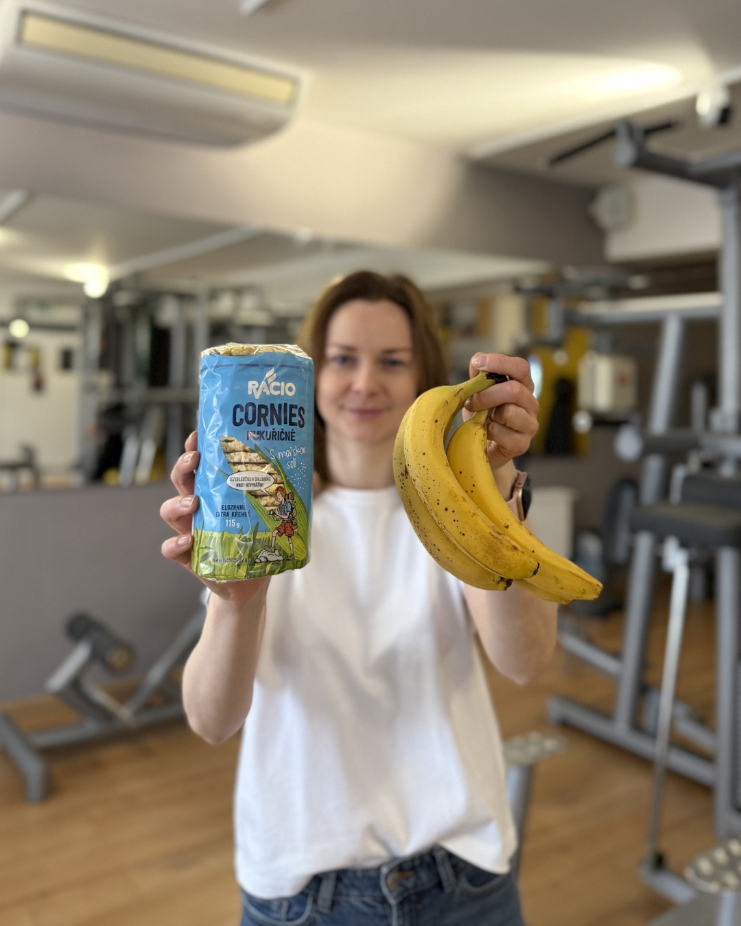 🥖 Bojíš sa sacharidov pri cvičení? Možno si tým sám sebe škodíš 👀

Veľa ľudí si myslí, že čím menej sacharidov, tým lepšie pre postavu.
Pri silovom tréningu je to však presne naopak 👇

❗ Nízky príjem sacharidov môže spôsobiť:
– nižšie zásoby svalového glykogénu
– pomalšiu tvorbu energie vo svaloch
– horší výkon v posilňovni
– slabší tréning
– pomalší svalový rast

👉 Sacharidy sú hlavným palivom pre intenzívny výkon.
Pri silovom tréningu telo potrebuje rýchlu energiu – a tú mu tuky jednoducho nedokážu dodať tak efektívne.

Keď ich máš málo:
➡️ máš menej sily
➡️ spravíš menej opakovaní
➡️ tréning nemá taký efekt

💡 Záver?
Ak chceš podávať dobré výkony a budovať svaly, nemusíš sa sacharidov báť.
Práve naopak – sú tvojím najväčším pomocníkom 🔥