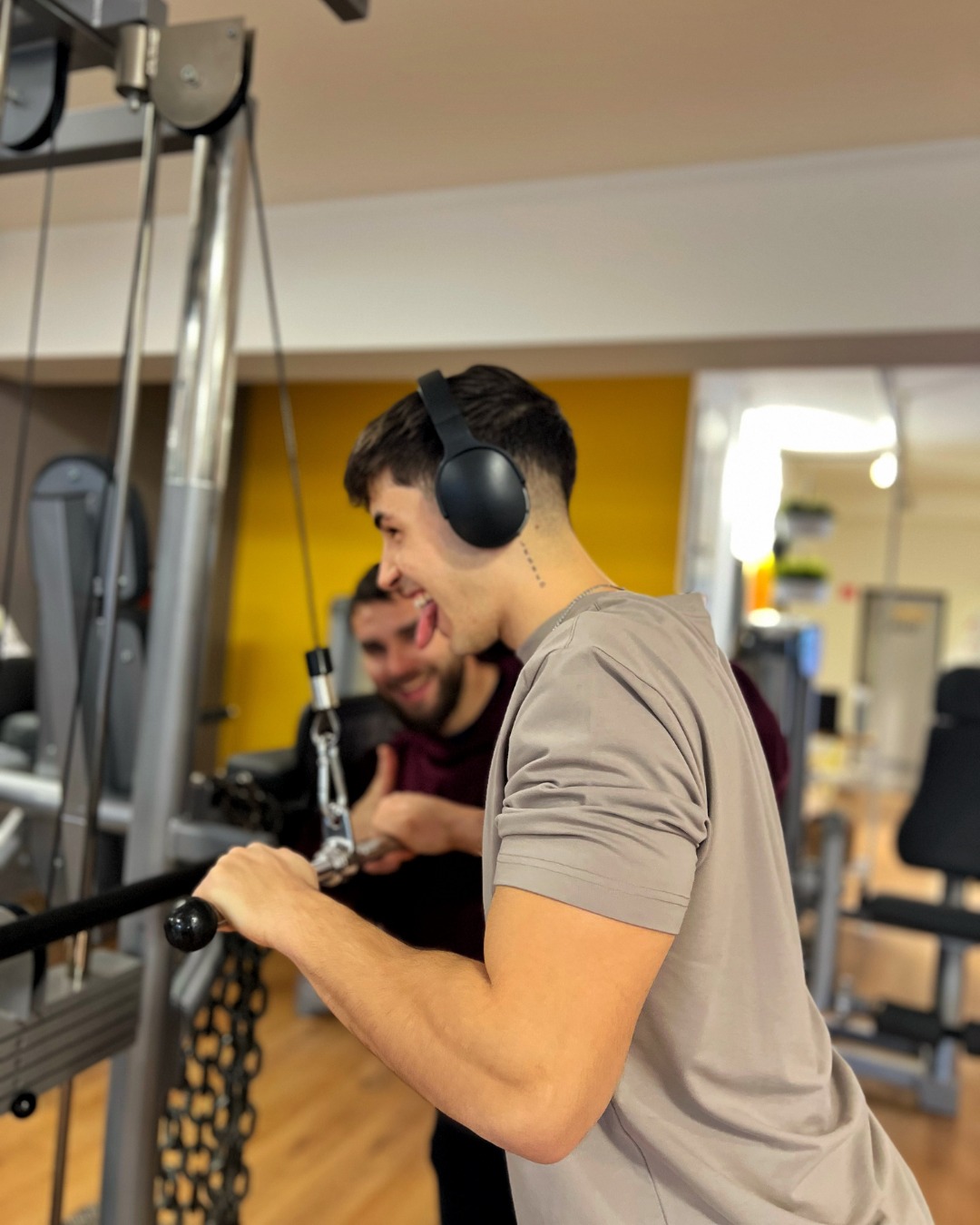 🎵 Hudba a tréning – ideálna kombinácia?

✅ Zlepšuje výkon a vytrvalosť
✅ Ovplyvňuje dych a srdcovú frekvenciu
✅ Pomáha podať lepšie výsledky

🎧 Slúchadlá alebo reproduktory – vyber si, čo ti vyhovuje
⚠️ Bez hudby sa zas lepšie sústredíš na techniku cvikov

👉 Aký song ťa najviac nakopne pri cvičení? Napíš do komentára 👇🔥