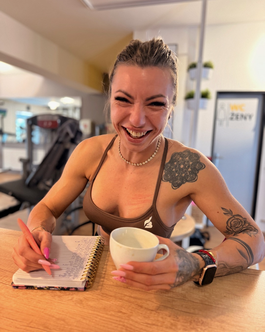 Dnes je Deň šťastia 😊🍀

Pre niekoho je šťastie ísť na dovolenku.

Pre niekoho tráviť čas s priateľmi.

A pre niekoho stačí úplne málo…

☕ dobrá káva v ruke

📒 a moment, keď si do tréningového zošita zapíšeš, že si dnes zdvihol väčšiu váhu ako naposledy.