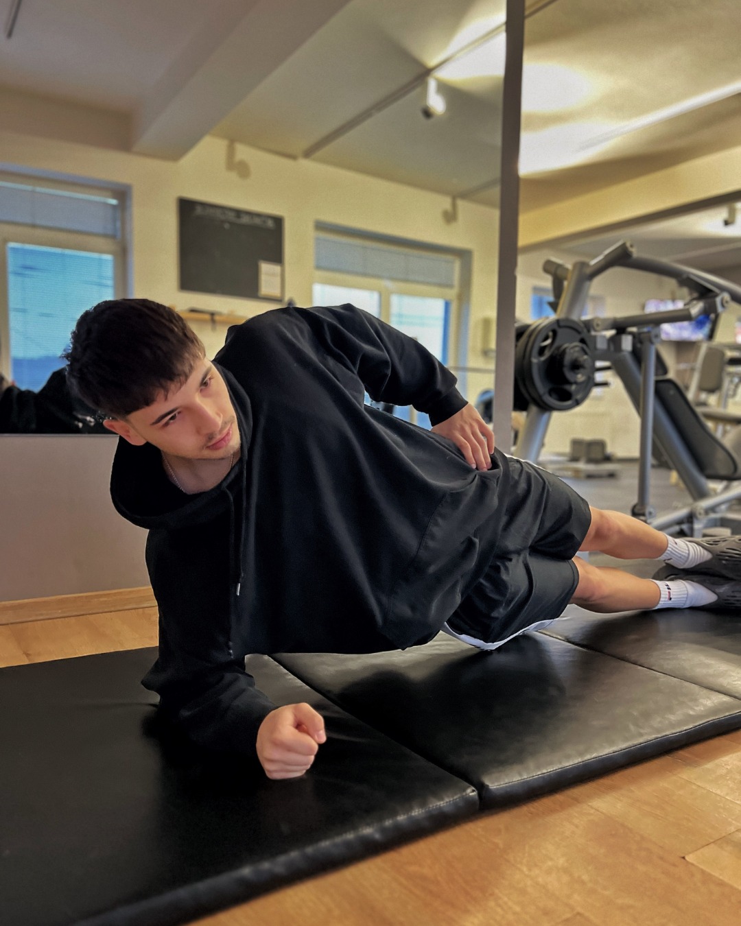 💪 Ako mať pevné brucho?

Brušné svaly sú základom silného a stabilného tela. Ak chceš dosiahnuť pevné a funkčné brucho, potrebuješ komplexný tréning, správnu techniku a konzistentný prístup.

✅ 5 hlavných tipov:

1. Trénuj celé telo, nielen brucho
2. Zameraj sa na core (plank, dead bug, hollow hold)
3. Menej opakovaní, viac kontroly a správne dýchanie
4. Cvičenie + strava = viditeľné výsledky
5. Buď konzistentný a trpezlivý