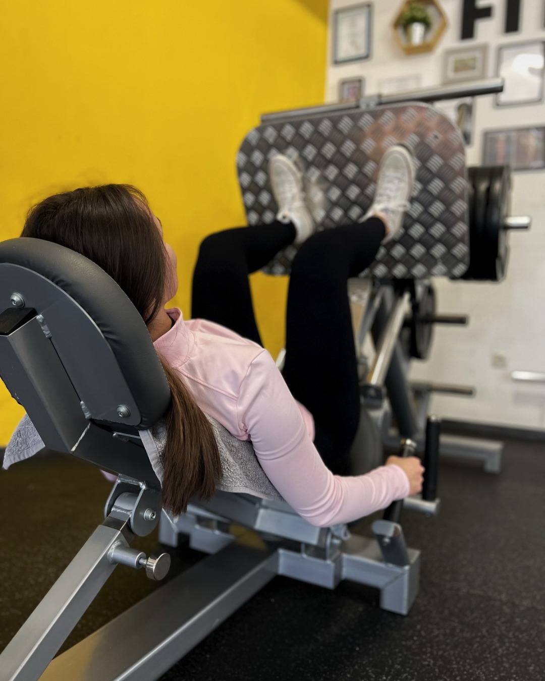 Leg press – jeden stroj, viac spôsobov, ako precvičiť nohy! 💪

Leg press je účinný cvik na posilnenie dolnej časti tela. Vďaka opierke a vedenej dráhe pohybu je menej náročný na rovnováhu a stabilizáciu než drep, preto môže byť vhodnou alternatívou v tréningu.

To, ako sa pri cviku zapájajú svaly, môže ovplyvniť aj poloha chodidiel na platforme. 👇

🔹 Predná strana stehien – kvadricepsy

Nižšie umiestnenie chodidiel môže zvýšiť dôraz na tieto svaly. Zvoľte polohu, pri ktorej zostávajú päty na platforme.

🔹 Vnútorná strana stehien – adduktory

Tieto svaly pracujú pri leg presse tiež. Širší postoj s mierne vytočenými špičkami je jednou z možností, ako zmeniť polohu v bedrách – neznamená však automaticky väčšie zapojenie vnútornej strany stehien.

🔹 Zadok a zadná strana stehien

Vyššie umiestnenie chodidiel môže zvýšiť zapojenie sedacích svalov a za určitých podmienok aj hamstringov. Dôležitý je rozsah pohybu aj nastavenie opierky.

🔹 Lýtka

Na leg presse, ktorý to umožňuje, môžete robiť aj výpony na lýtka. Predná časť chodidiel je pevne podopretá na spodnom okraji platformy, päty zostávajú voľné a pohyb vykonávate v členkoch.

Nech si vyberiete ktorúkoľvek polohu, základom je kontrolovaný pohyb a primeraná záťaž. Pri klasickom leg presse držte chrbát a panvu na opierke a kolená veďte v smere špičiek. 🙌

Ako najčastejšie cvičíte leg press vy? 👇